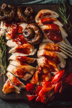 Mantar ile lezzetli tavuk göğsü