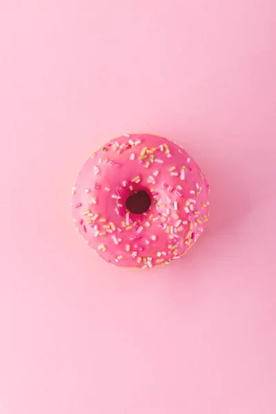 Donut rosa com polvilhas — Fotografia de Stock