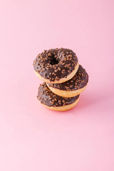 초콜릿 도넛의 스택 — 스톡 사진