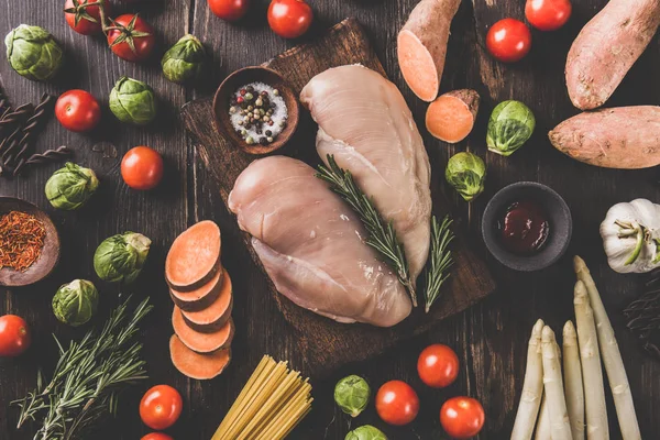 Poitrines et légumes de poulet cru — Photo