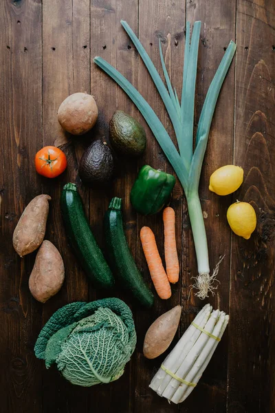 Arranged fresh vegetables���on wood — Stock Photo, Image