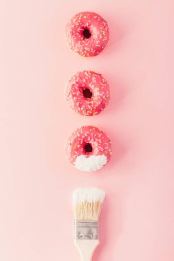 Boyalı donuts ve fırça