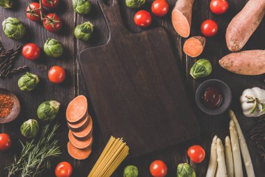 Ahşap tahta ve sebze çeşitleri