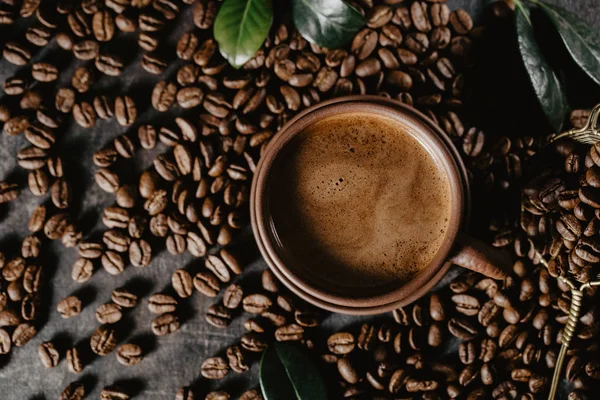 Tasse gebrühter Kaffee zwischen aromatischen Bohnen — Stockfoto