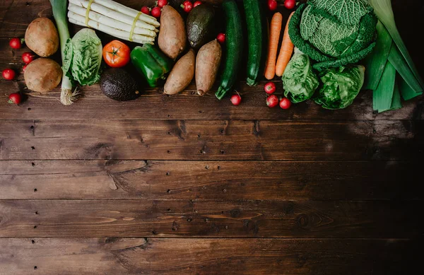 Légumes crus composés en rangée — Photo