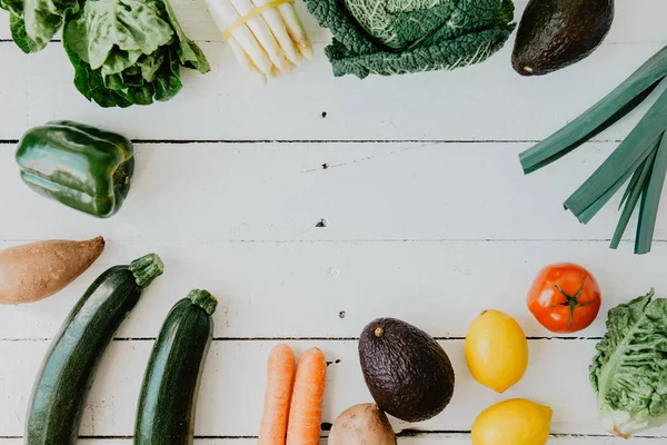 Surtido de verduras en mesa de madera blanca — Foto de Stock