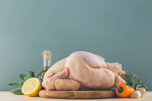 Kyckling Med Ingredienser För Matlagning Och Grönsaker Köksbordet — Stockfoto