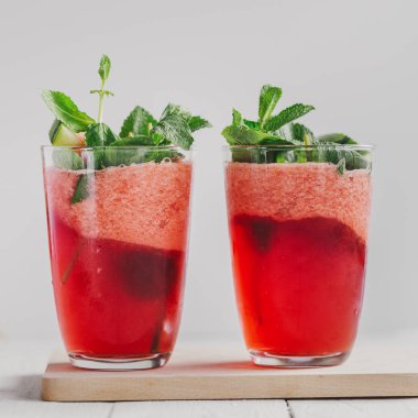  gözlük karpuz limonata soğutma ile dolu ve yeşil taze nane yaprakları ile tepesinde