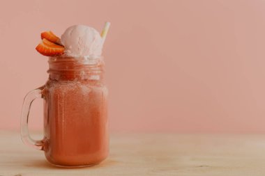 çilek yapılmış parlak kırmızı limonata ile Cam Kavanoz