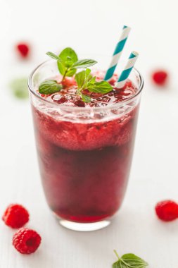 bardak buz dolu ve taze ahududu saman ve nane yaprakları ile hizmet