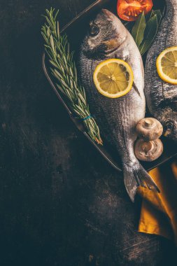 çiğ dorado balık sebze, limon ve biberiye 