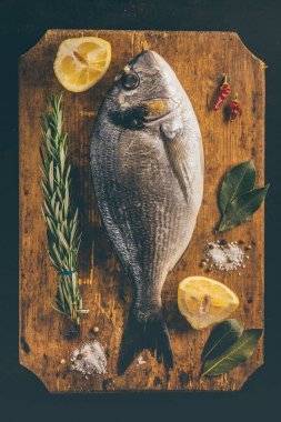 Dorado balık limon ve biberiye, kesme tahtası