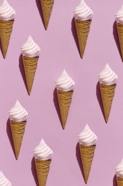 dondurma çubukları üzerinde pembe bir arka plan üzerinde desen 