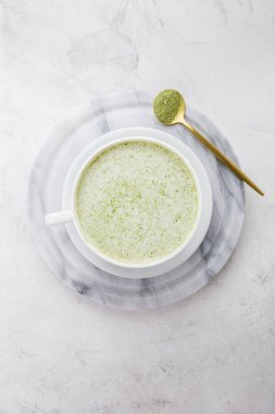 lezzetli matcha latte içmek masada sıcak süt ve matcha çay tozu ile hazırlanan