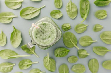 Yeşil Smoothie içki tablo yaprak desenli cam kavanoza yenileniyor