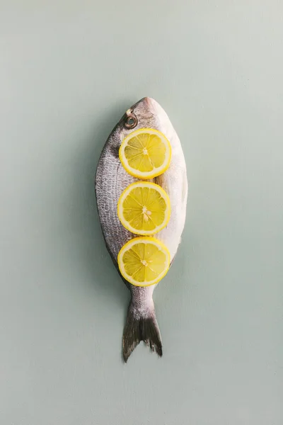 Dorado Fisch Und Kleine Zitronenstücke Auf Dem Tisch — Stockfoto