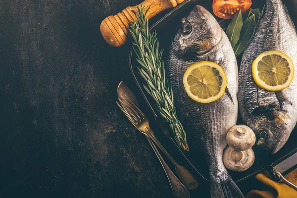 Ωμό Dorado Ψάρι Λαχανικά Λεμόνι Και Δεντρολίβανο — Φωτογραφία Αρχείου