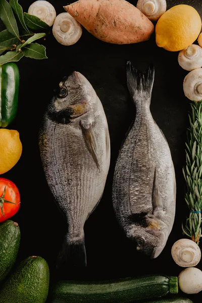 Pește Dorado Diferite Condimente Masă Neagră Cadru Din Legume — Fotografie, imagine de stoc