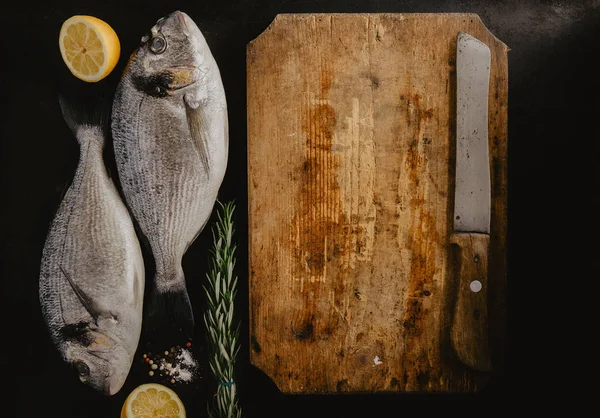 레몬과 로즈마리 보드에 물고기 — 스톡 사진