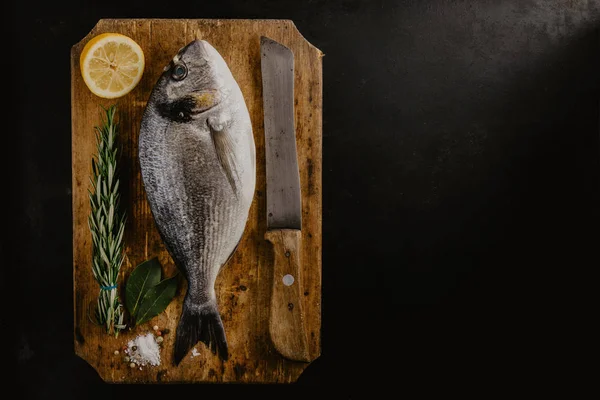 Риба Дорадо Лимоном Розмарином Обробній Дошці — стокове фото