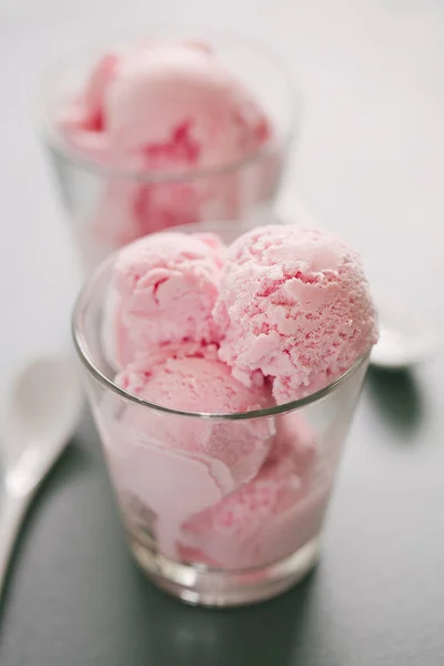 Leckere Erdbeer Rosa Eiskugeln Glas Auf Dem Tisch — Stockfoto