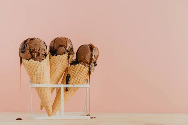 Lezzetli Çikolatalı Dondurma Koni Pembe Bir Arka Plan Üzerinde — Stok fotoğraf