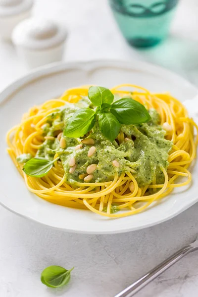 Pesto Sos Fesleğen Ile Lezzetli Pişmiş Spagetti Tabağına Bırakır — Stok fotoğraf