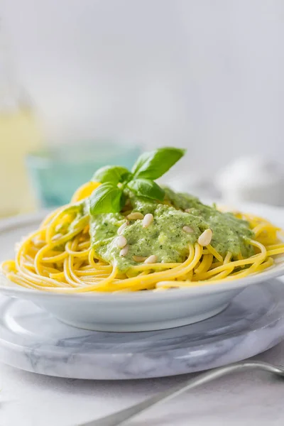 Pesto Sos Fesleğen Yaprakları Ile Lezzetli Pişmiş Spagetti — Stok fotoğraf