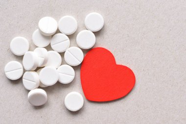 Kırmızı kalpli beyaz tabletler