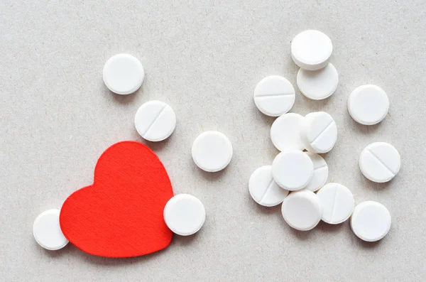 Piros szív fehér tabletta — Stock Fotó