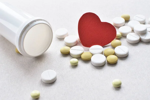Szív tablettákat üres műanyag palack — Stock Fotó