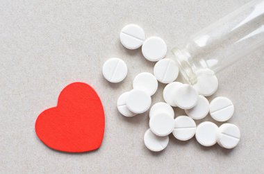 Kırmızı kalpli beyaz tabletler