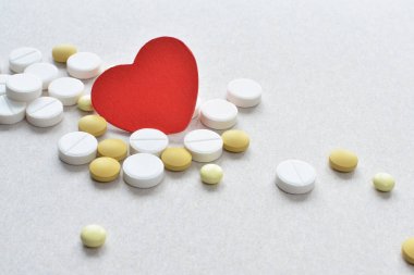 Kırmızı kalp ile renkli Tablet