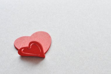 İki kırmızı kalp arka planı