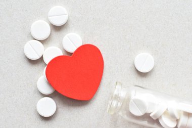 Kırmızı kalpli beyaz tabletler