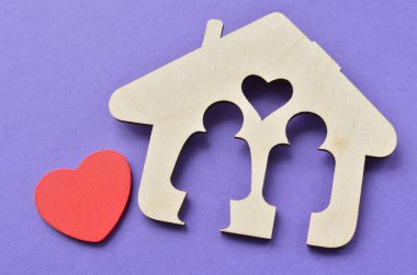 ahşap ev şekli ile kırmızı kalp