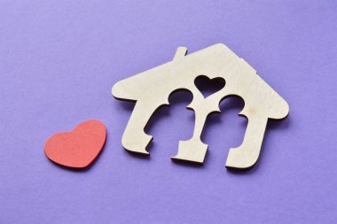 ahşap ev şekli ile kırmızı kalp