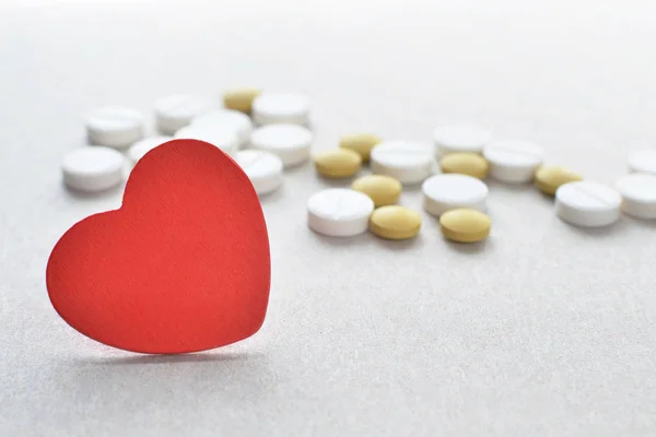 Piros szív színű tabletta — Stock Fotó