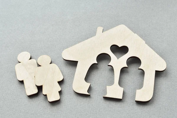 Forma de casa de madera con hombre y mujer — Foto de Stock