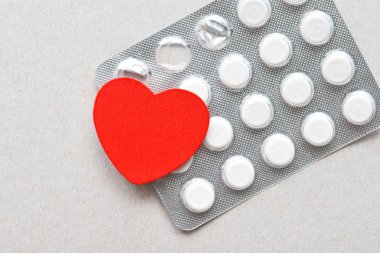 Ambalaj hap ile kırmızı kalp