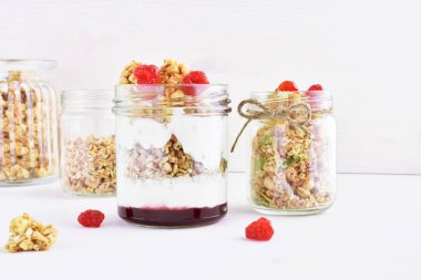 Kuru kiraz çilek ile Yunan yoğurt