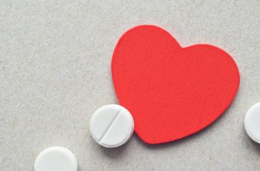 Beyaz tabletler ve kırmızı kalp