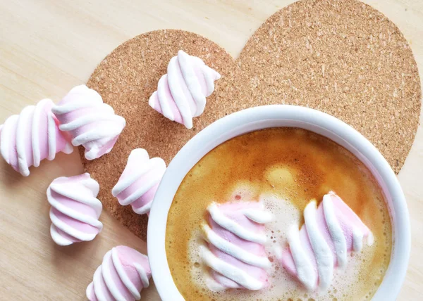 Cup of coffee with marshmallow — Stock Photo, Image