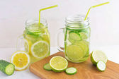 Detox citrusových plodů okurky vody