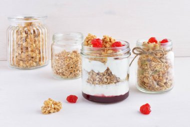 Kuru kiraz çilek ile Yunan yoğurt