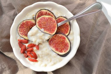 yulaf ezmesi taze incir ve goji berry