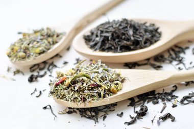 bitkisel ve siyah çay