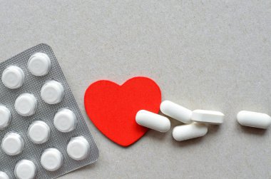 Tablet ambalaj ile kırmızı kalp