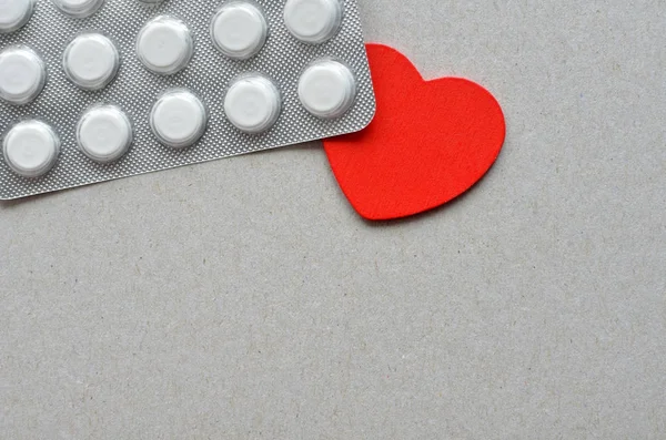 Piros szív csomagolására tabletta — Stock Fotó