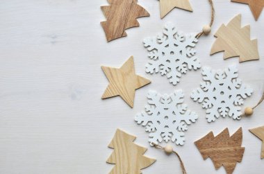 ahşap Noel ağaçları, kar taneleri ve yıldızlar arka plan